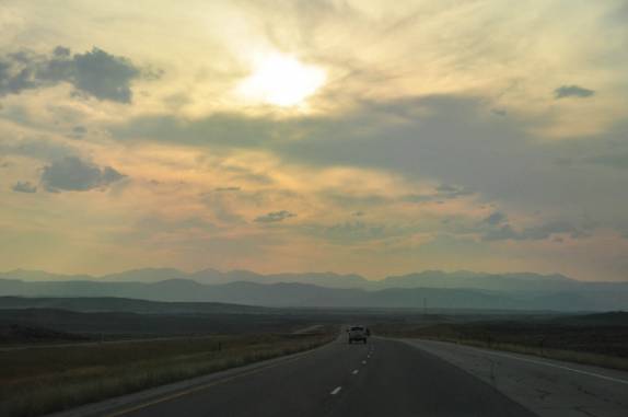 Belíssimo pôr-do-sol nas estradas de Wyoming, nos Estados Unidos